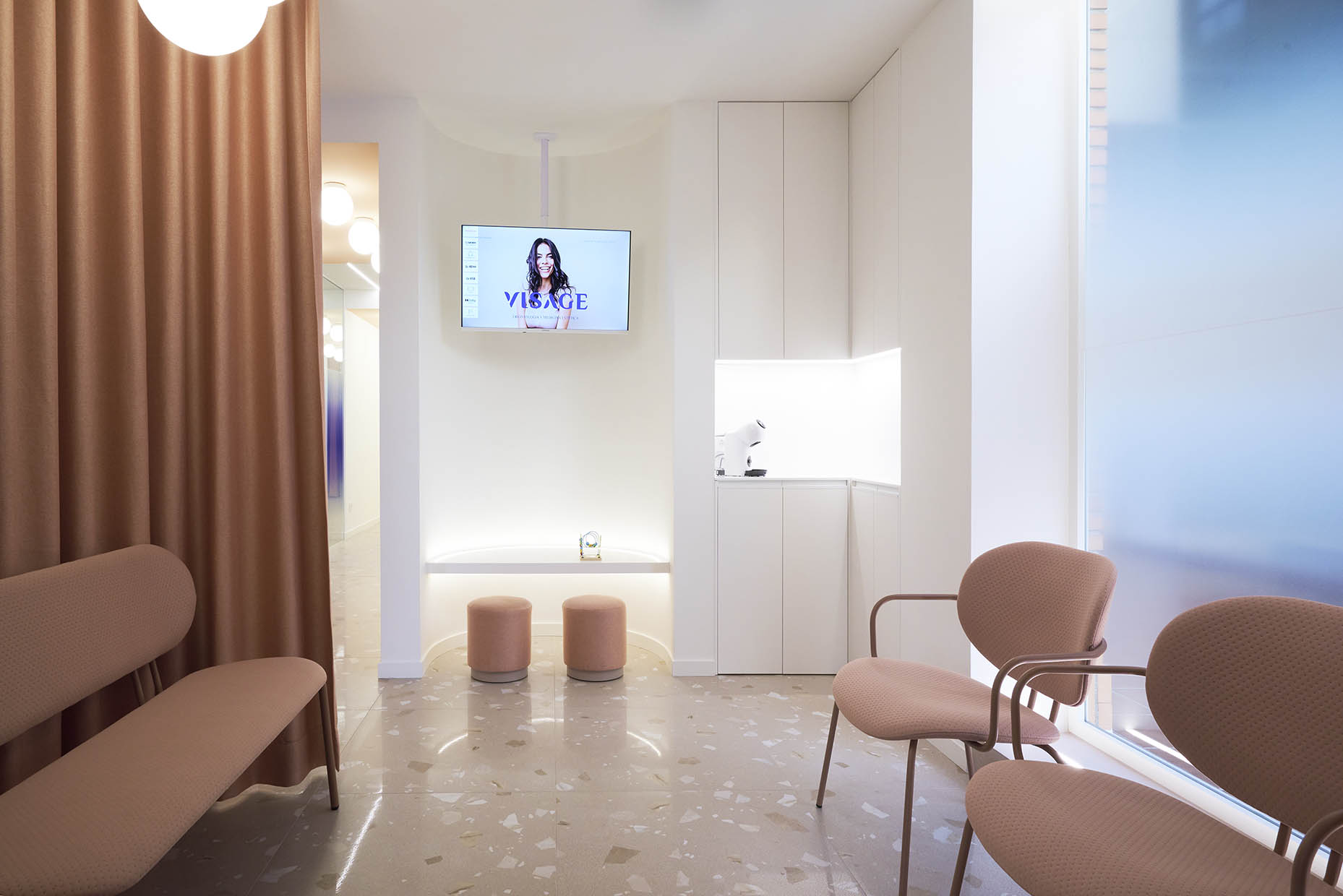 zona espera y zona de espera infantil en clínica de odontología y medicina estética