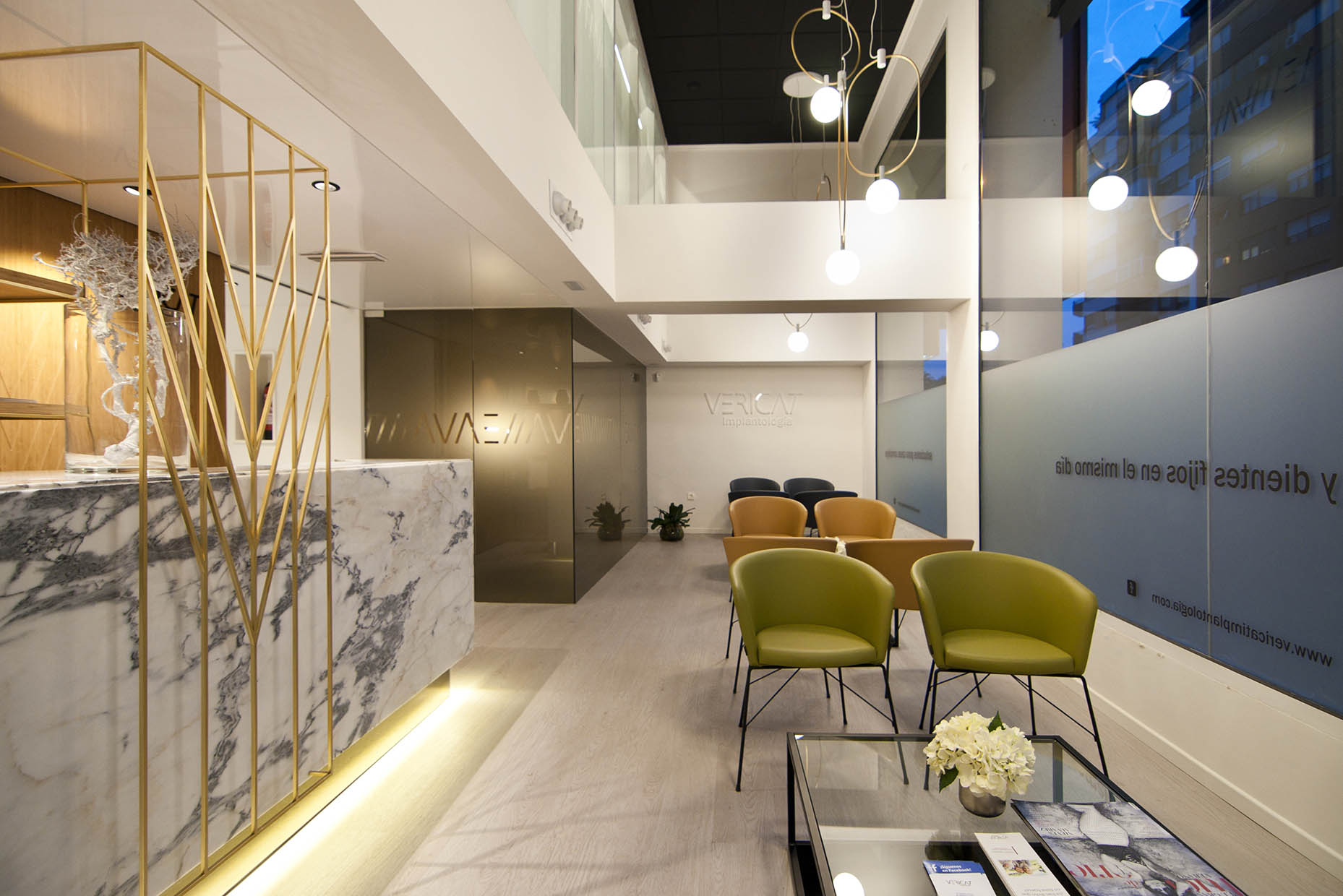 Zona de espera de clínica de implantología dental en Alzira