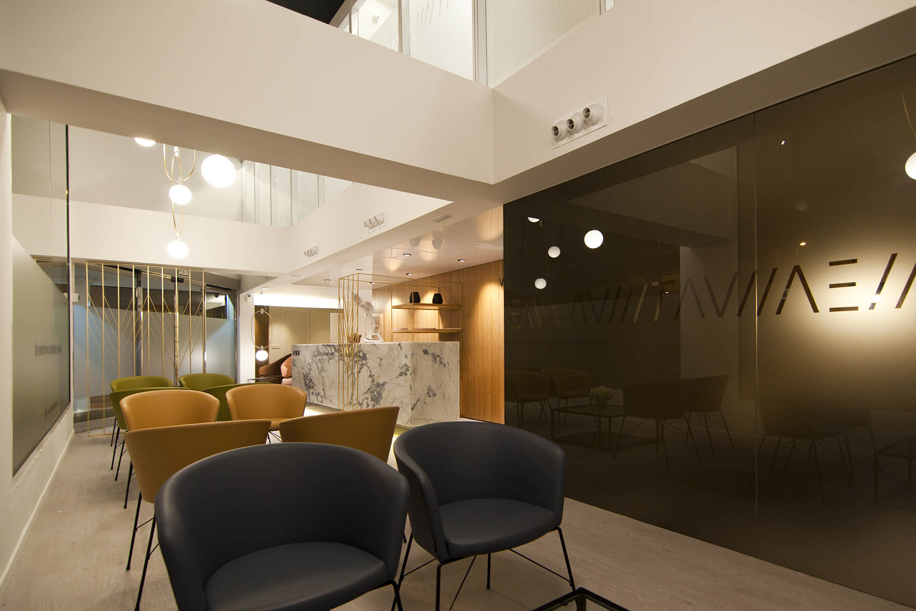 Zona de espera y recepción en clínica de implantología dental