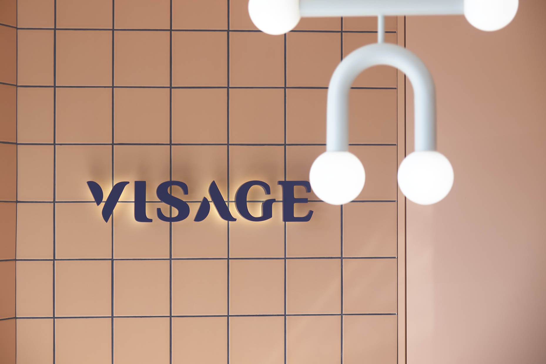 Logotipo retroiluminado sobre fondo cerámico