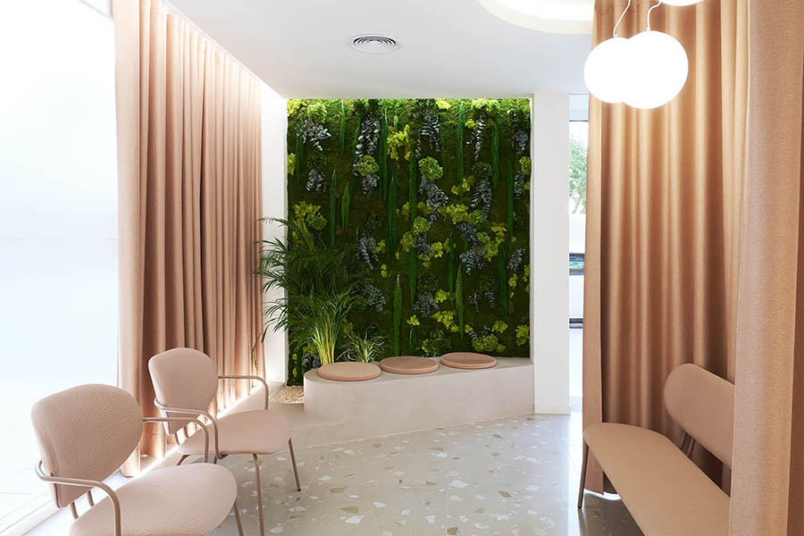 Zona de espera con jardín vertical