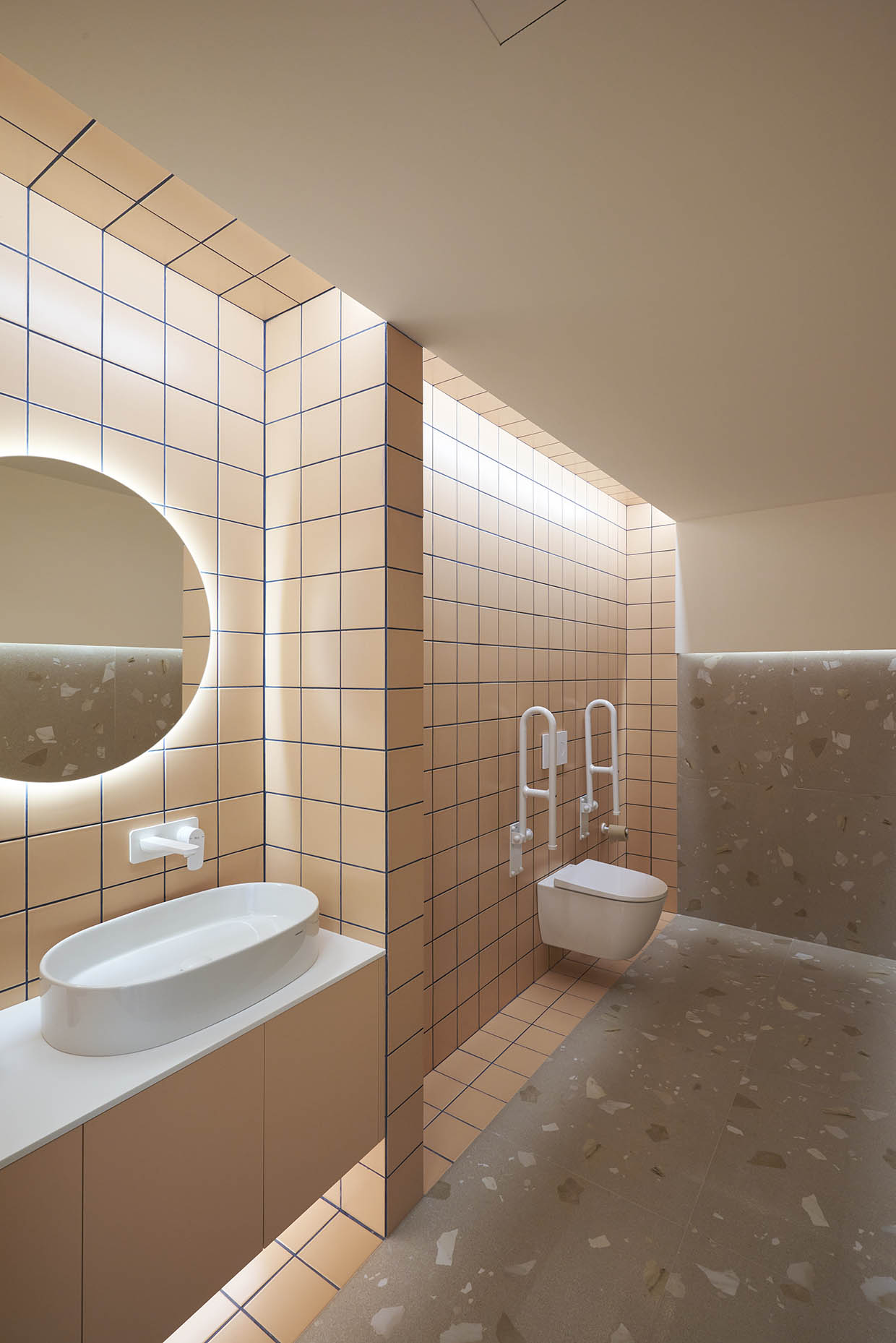 diseño baño para clínica de odontología y medicina estética
