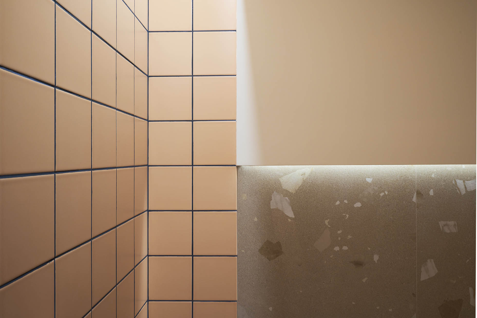Iluminación retroiluminada en baño de clínica