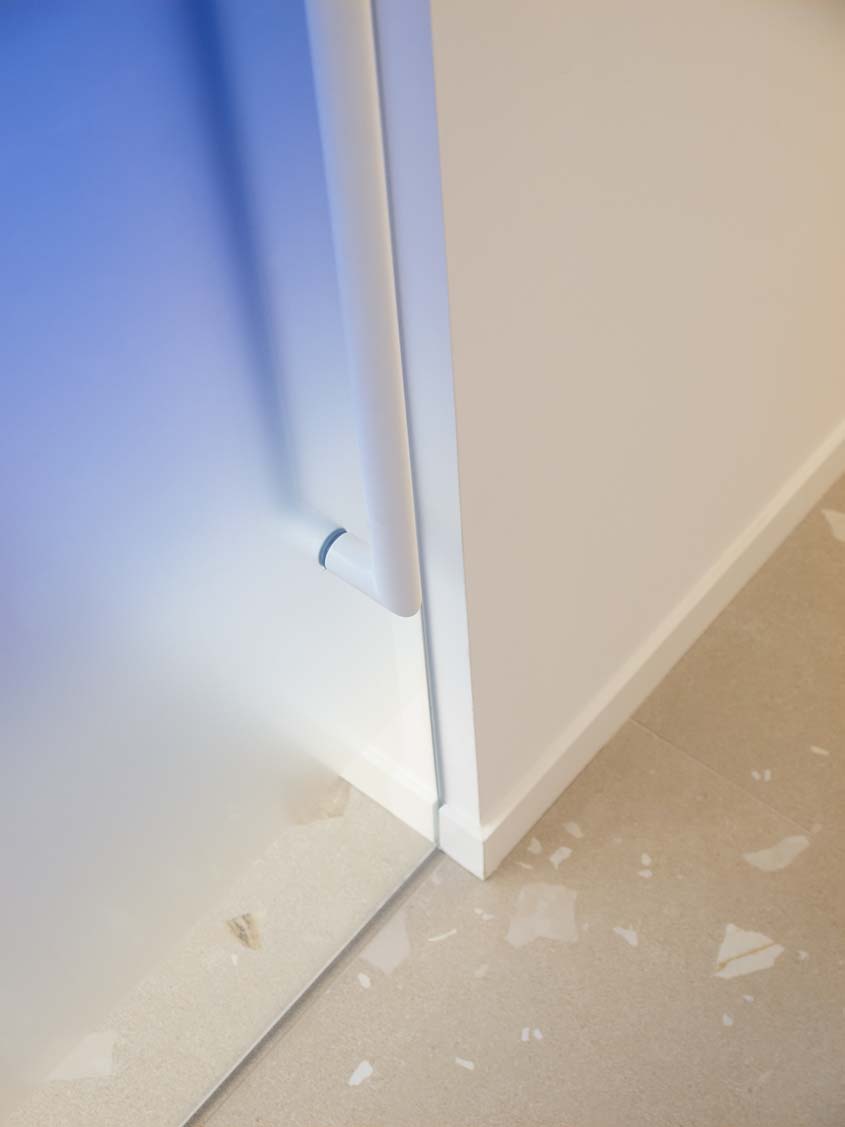 Detalle del manillón en acabado blanco mate de una puerta corredera