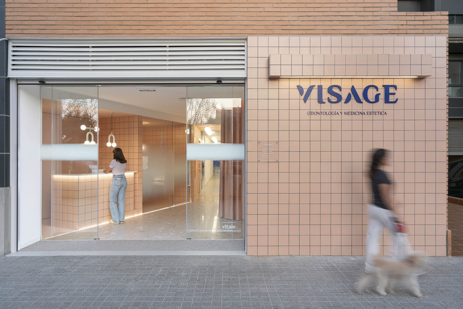 Vista frontal de la fachada de la clínica Visage