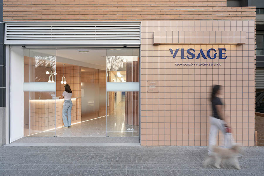 Vista frontal de la fachada de la clínica Visage