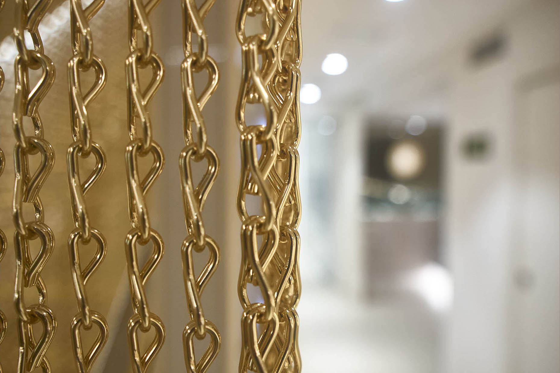 Detalle eslabón cortina dorada