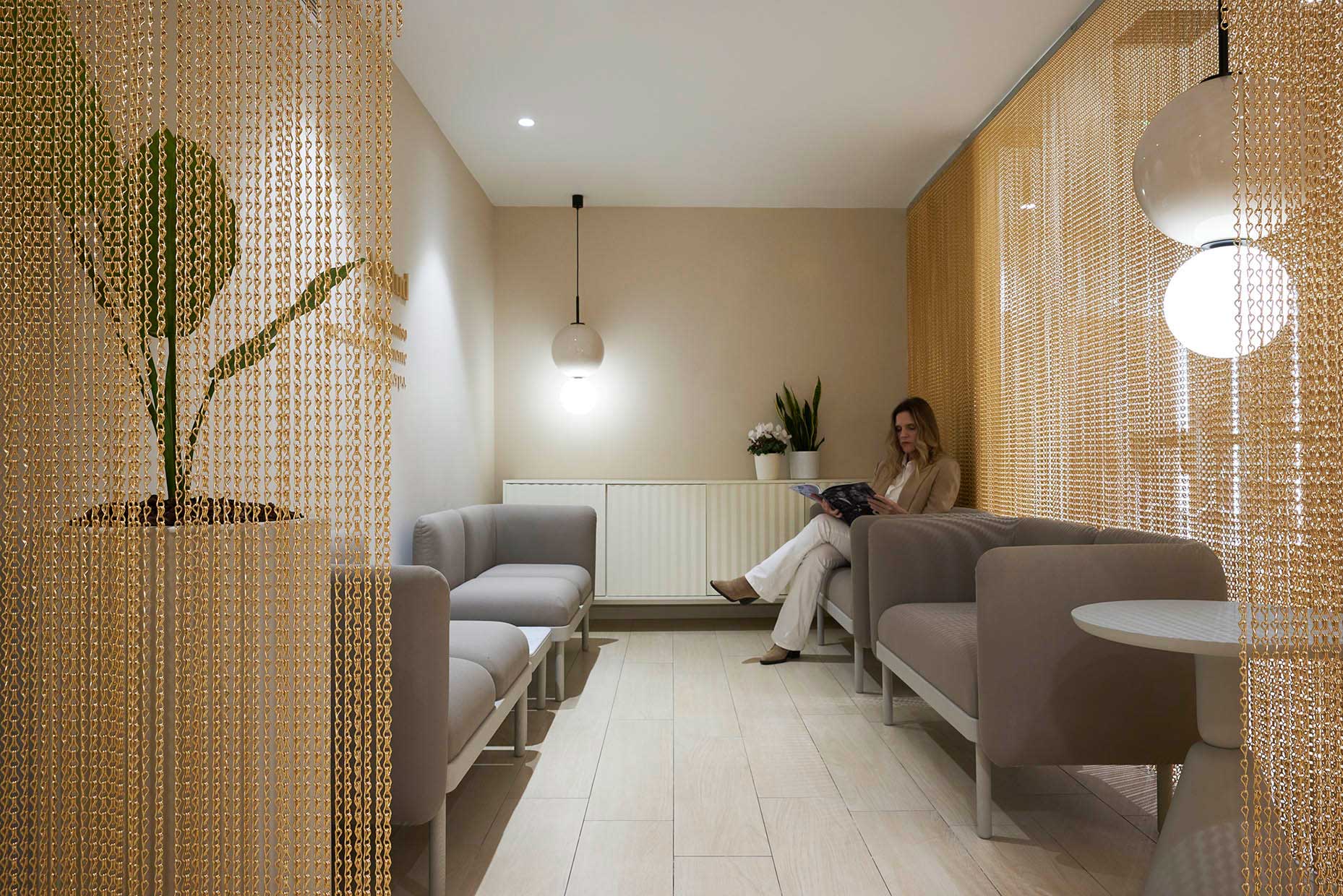 Interior de la zona de espera de la clínica de medicina estética Lledó Sales
