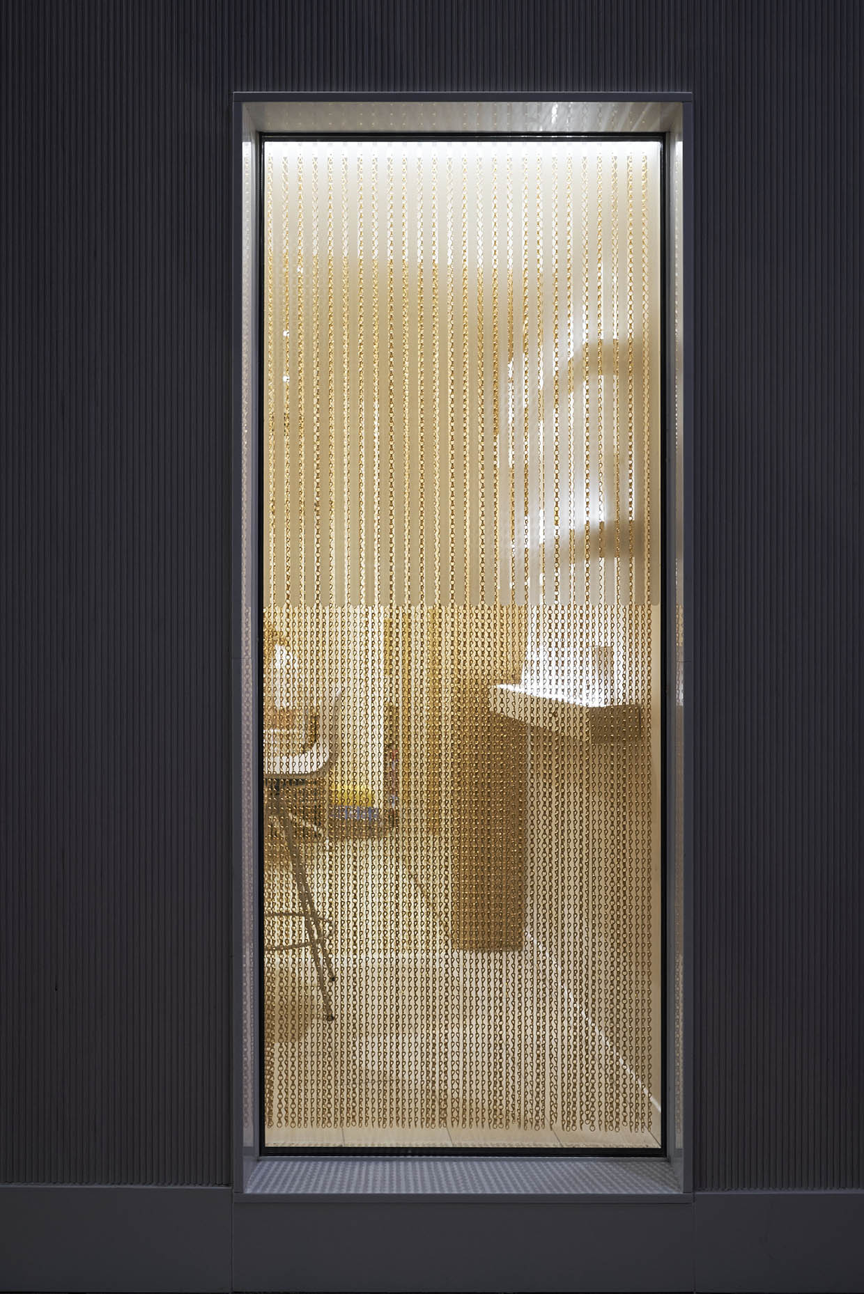 Escaparate con cortina dorada