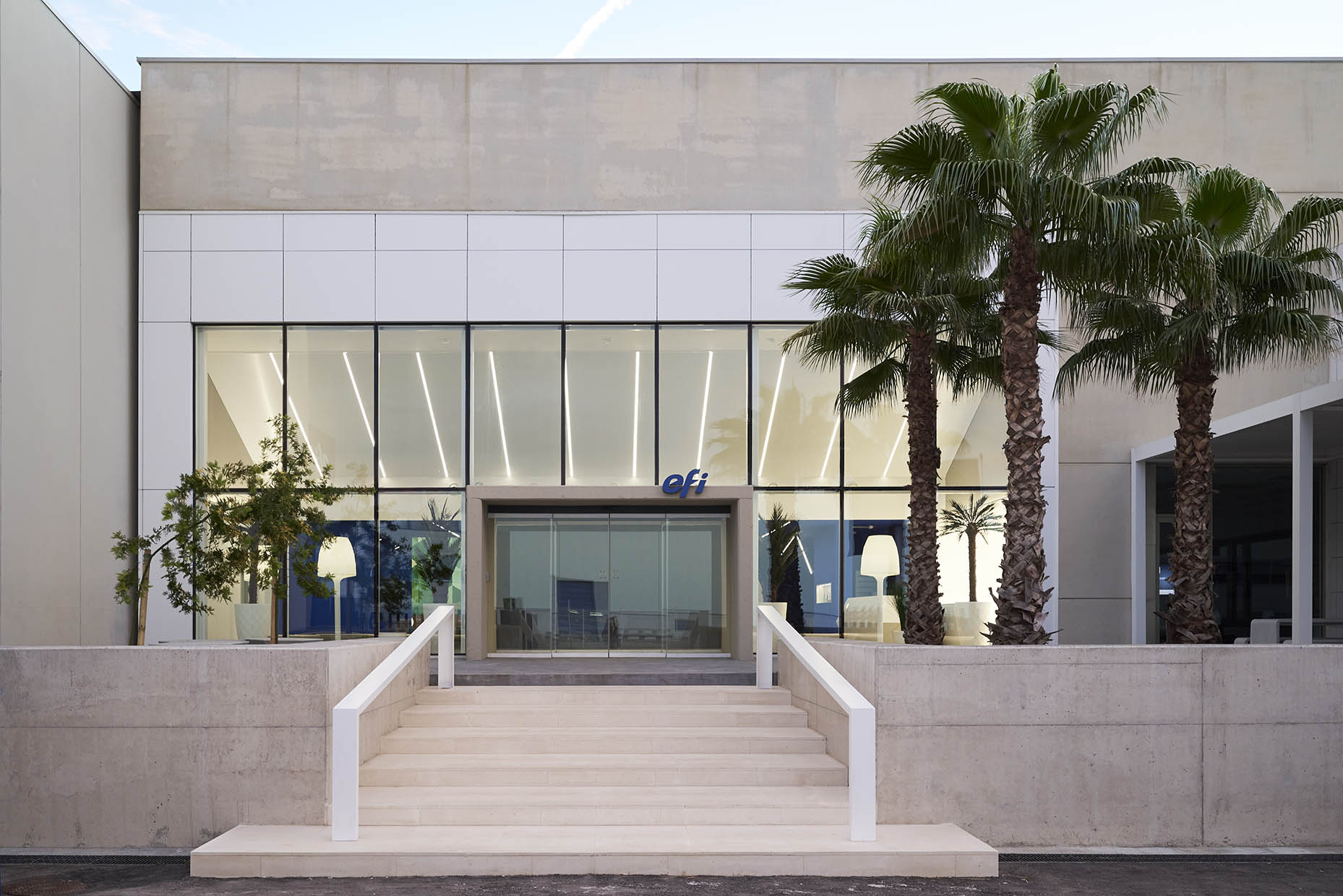 Fachada acristalada de las oficinas Efi Cretaprint