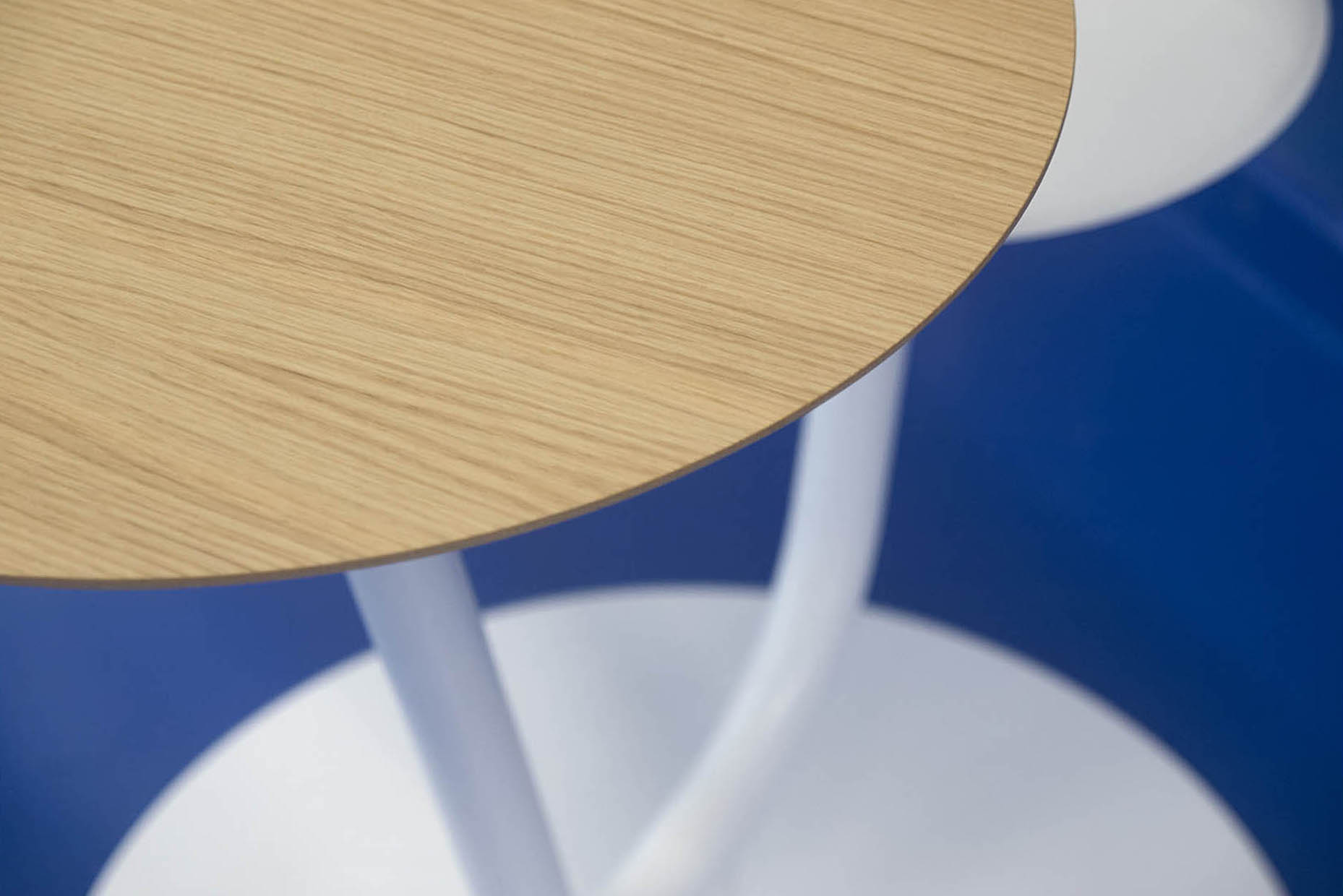 Detalle mobiliario en madera roble y metal lacado blanco.
