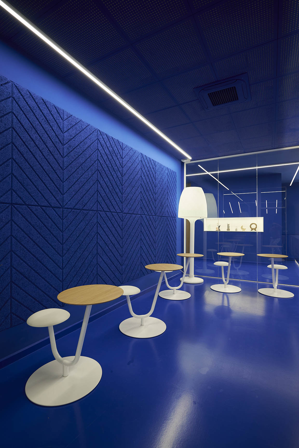 Muro con paneles fonoabsorbentes decorativos