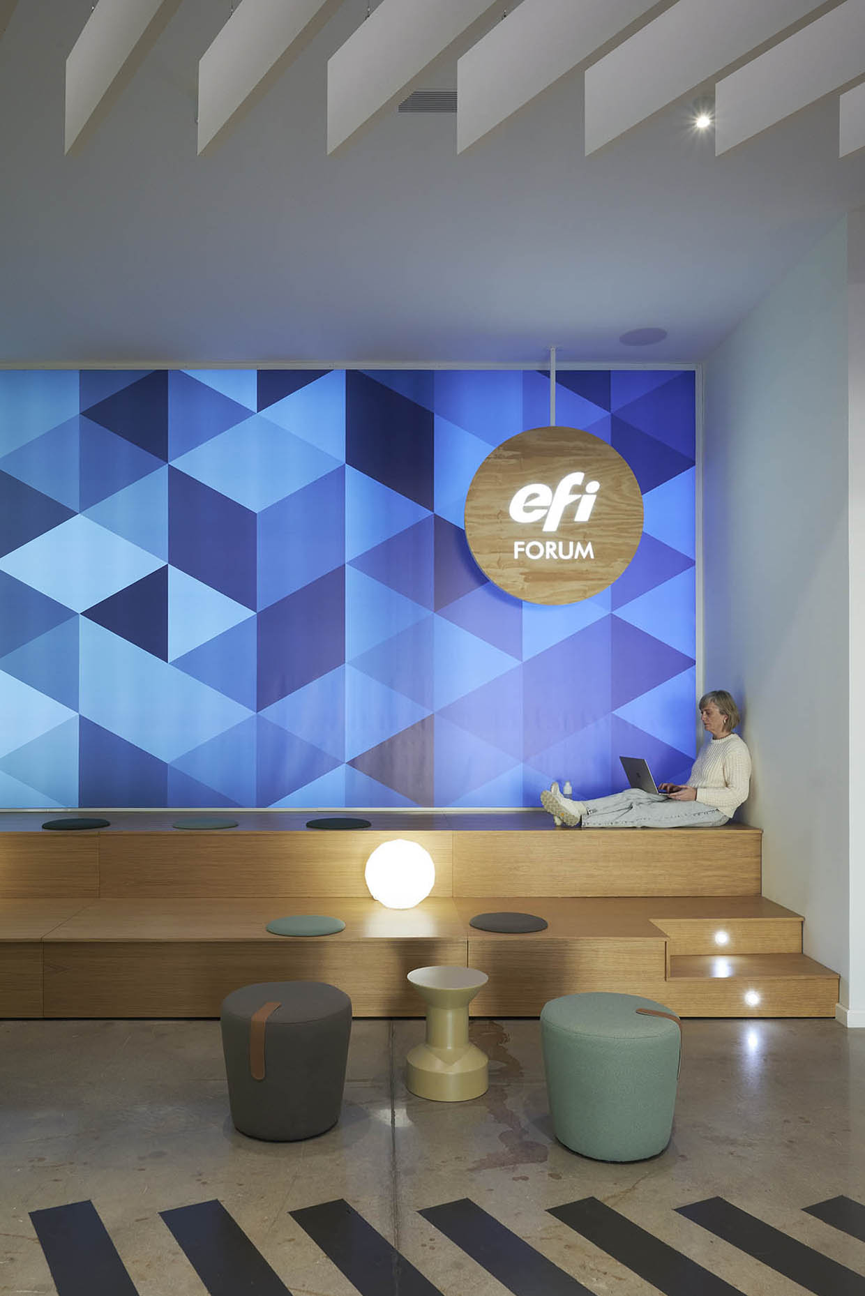 Grada con muro retroiluminado de las oficinas Efi Cretaprint